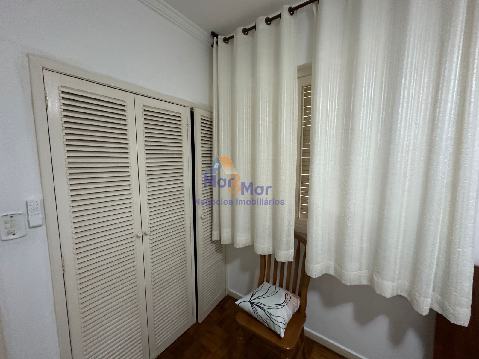 Apartamento na Praia das Pitangueiras, Guarujá - SP