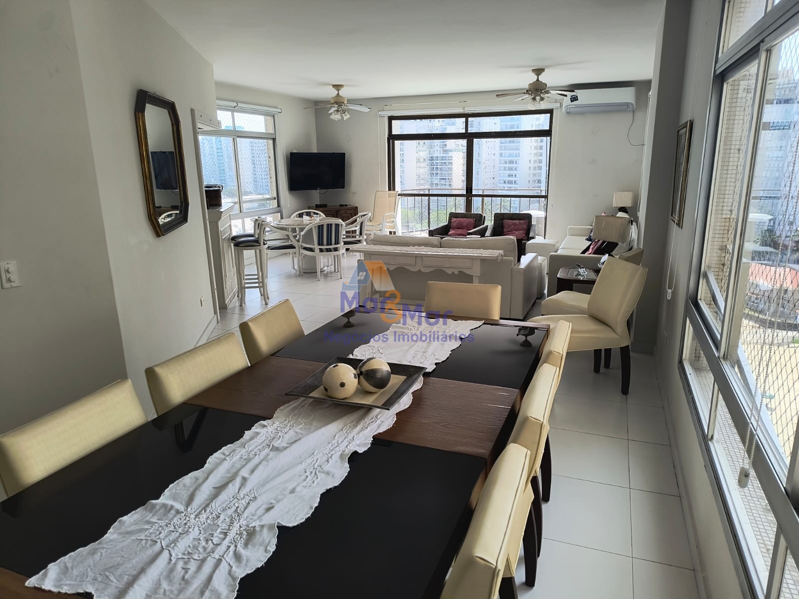 Apartamento na Praia das Pitangueiras, Guarujá - SP