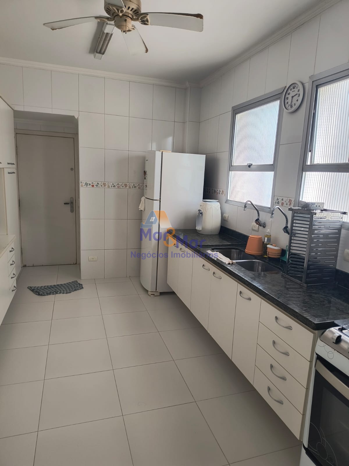 Apartamento na Praia das Pitangueiras, Guarujá - SP