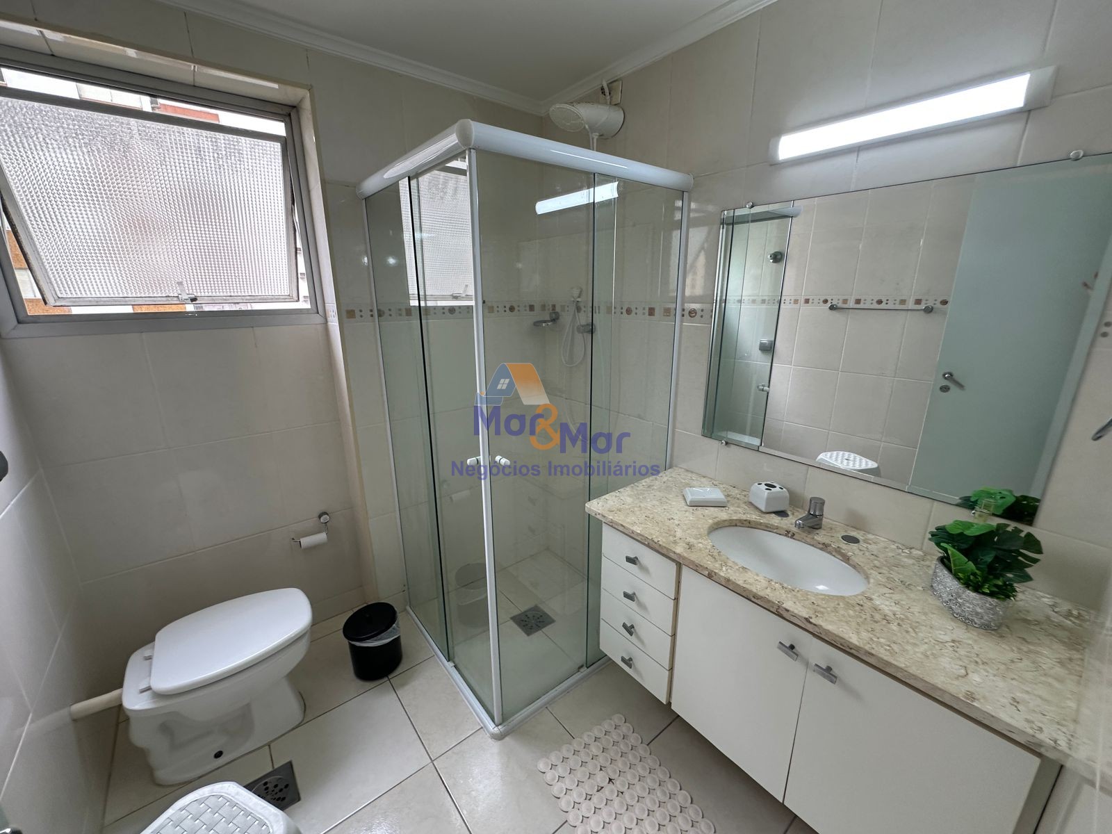 Apartamento na Praia das Pitangueiras, Guarujá - SP