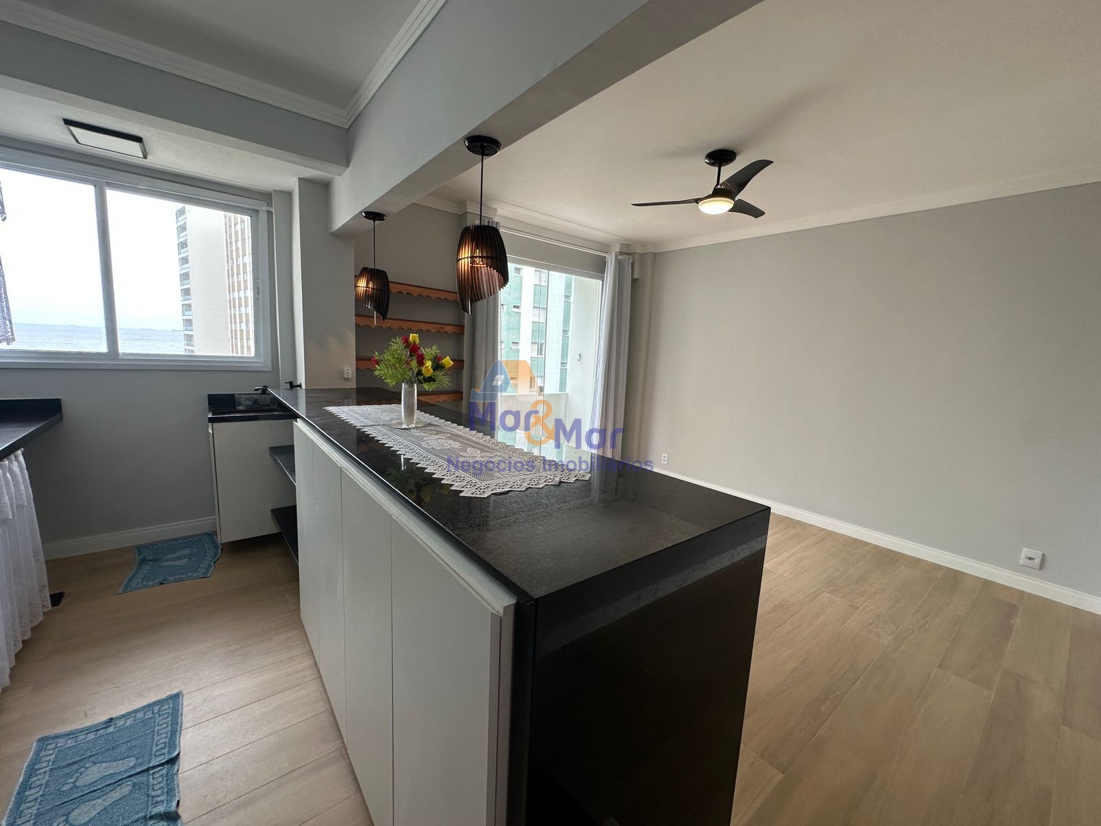 Apartamento na Praia das Pitangueiras, Guarujá - SP