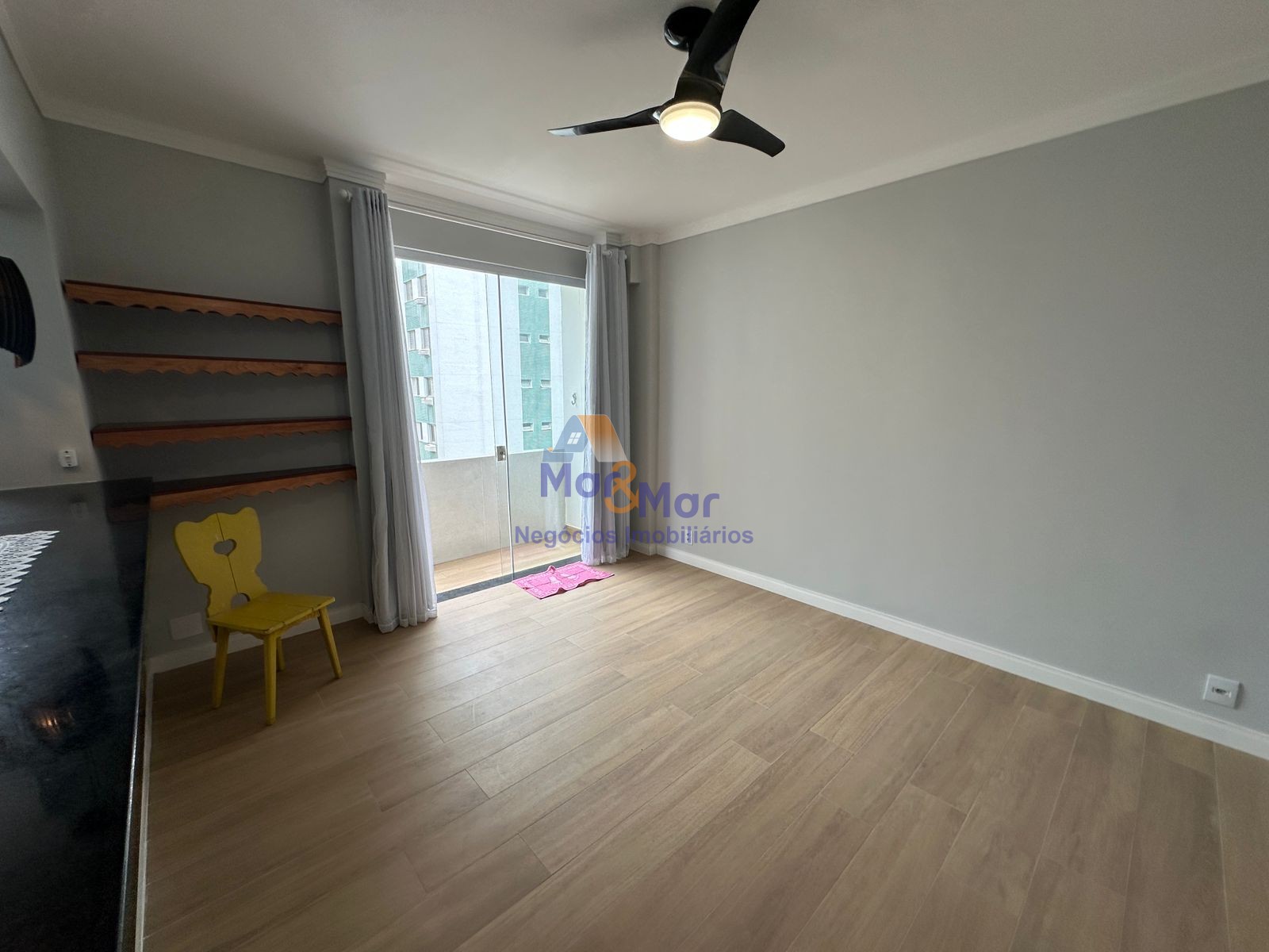 Apartamento na Praia das Pitangueiras, Guarujá - SP