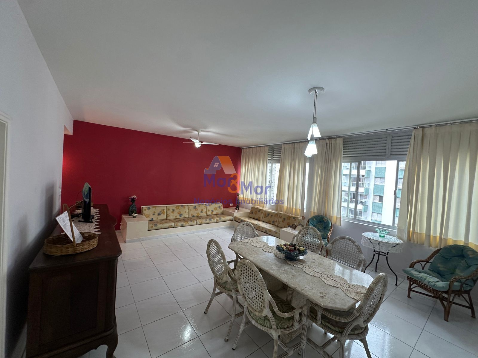Apartamento na Praia das Pitangueiras, Guarujá - SP
