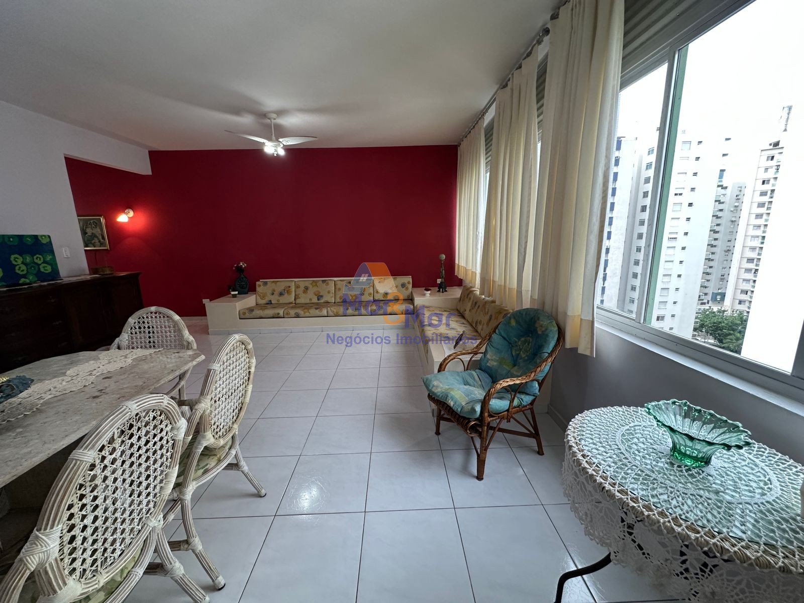 Apartamento na Praia das Pitangueiras, Guarujá - SP