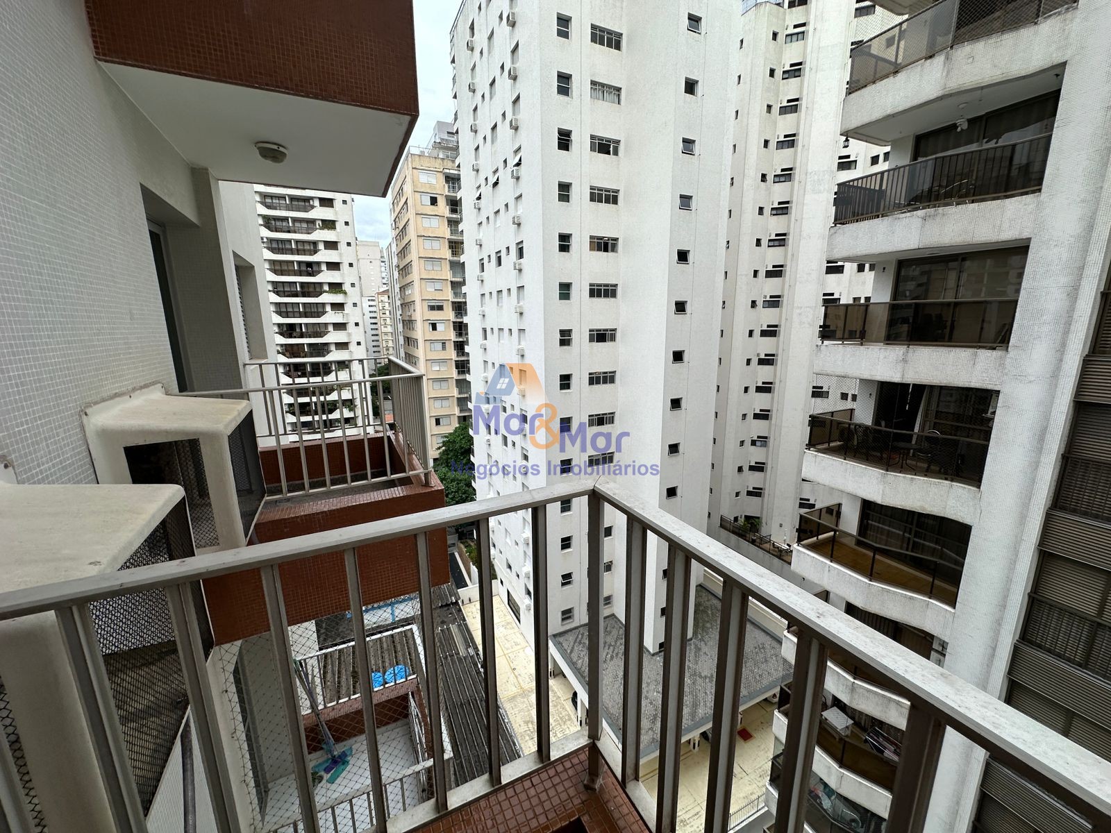 Apartamento na Praia das Pitangueiras, Guarujá - SP
