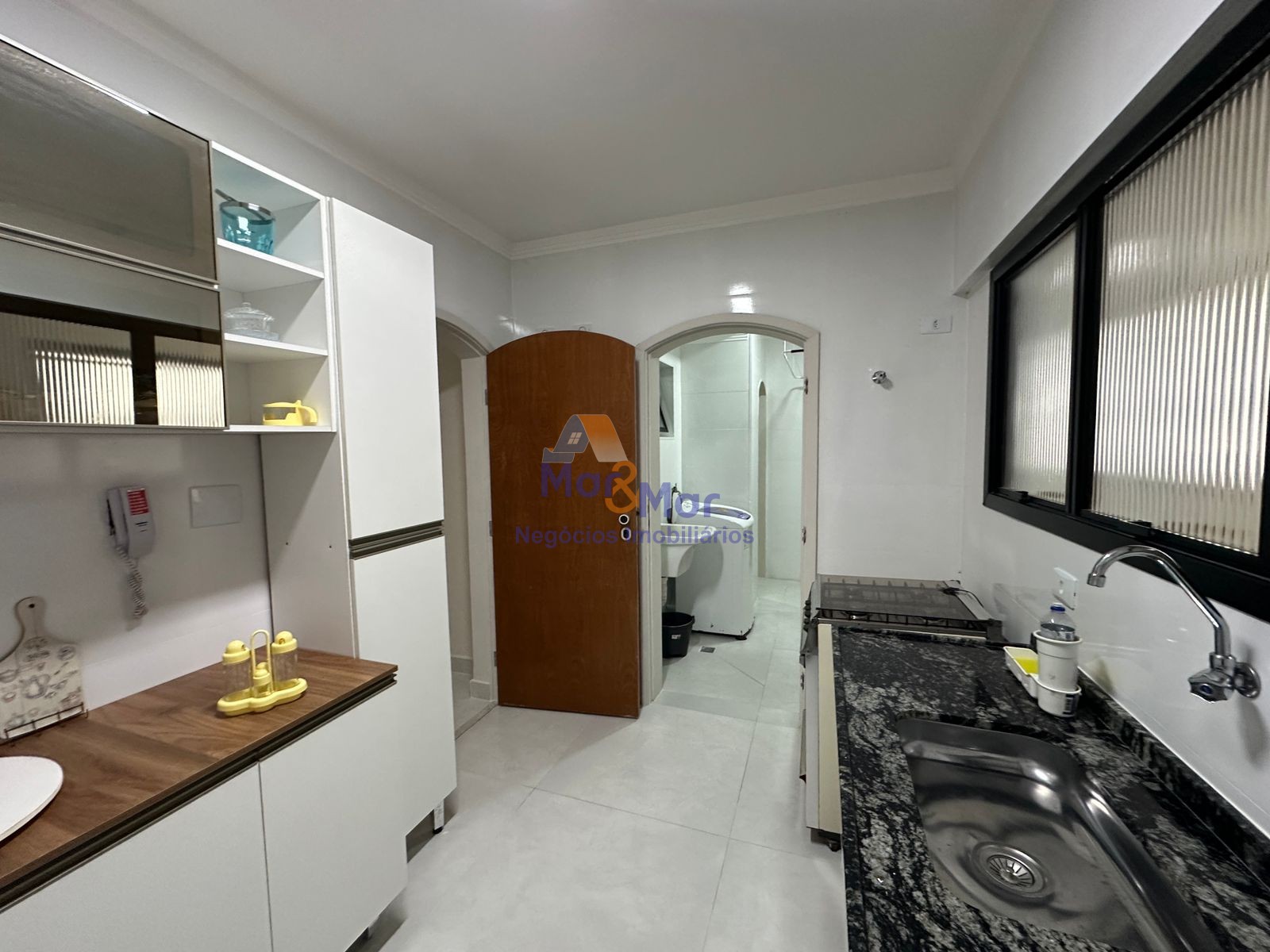 Apartamento na Praia das Pitangueiras, Guarujá - SP