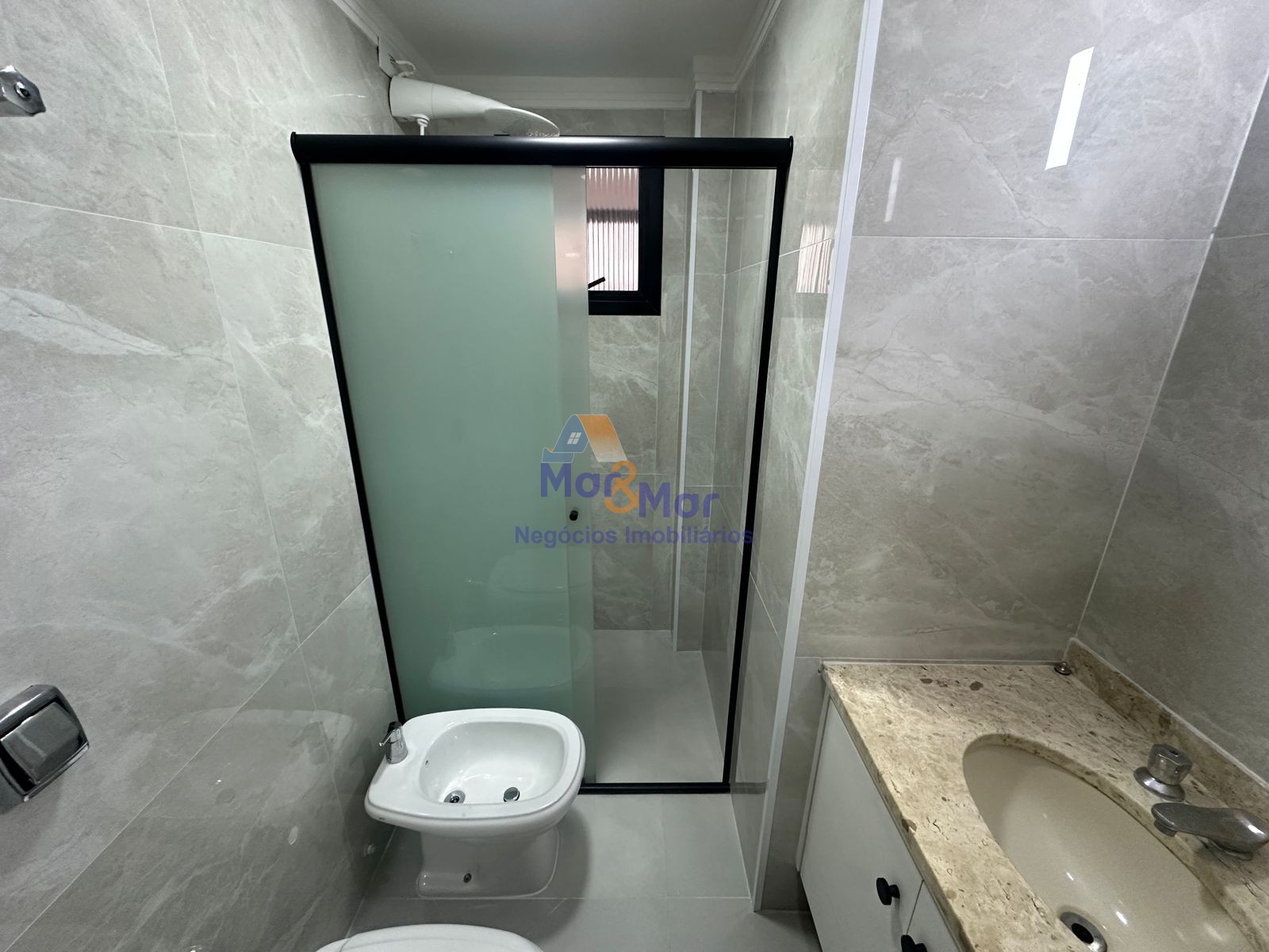 Apartamento na Praia das Pitangueiras, Guarujá - SP