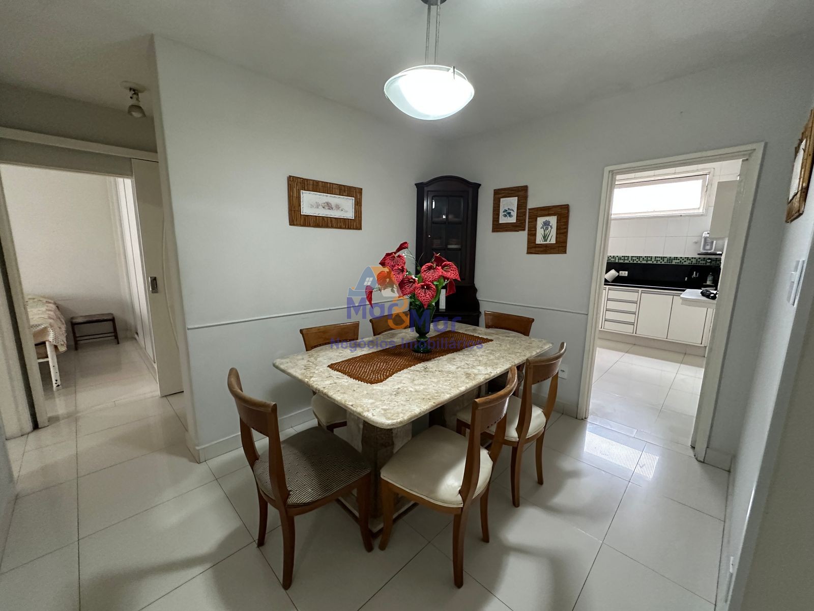 Apartamento na Praia das Pitangueiras, Guarujá - SP