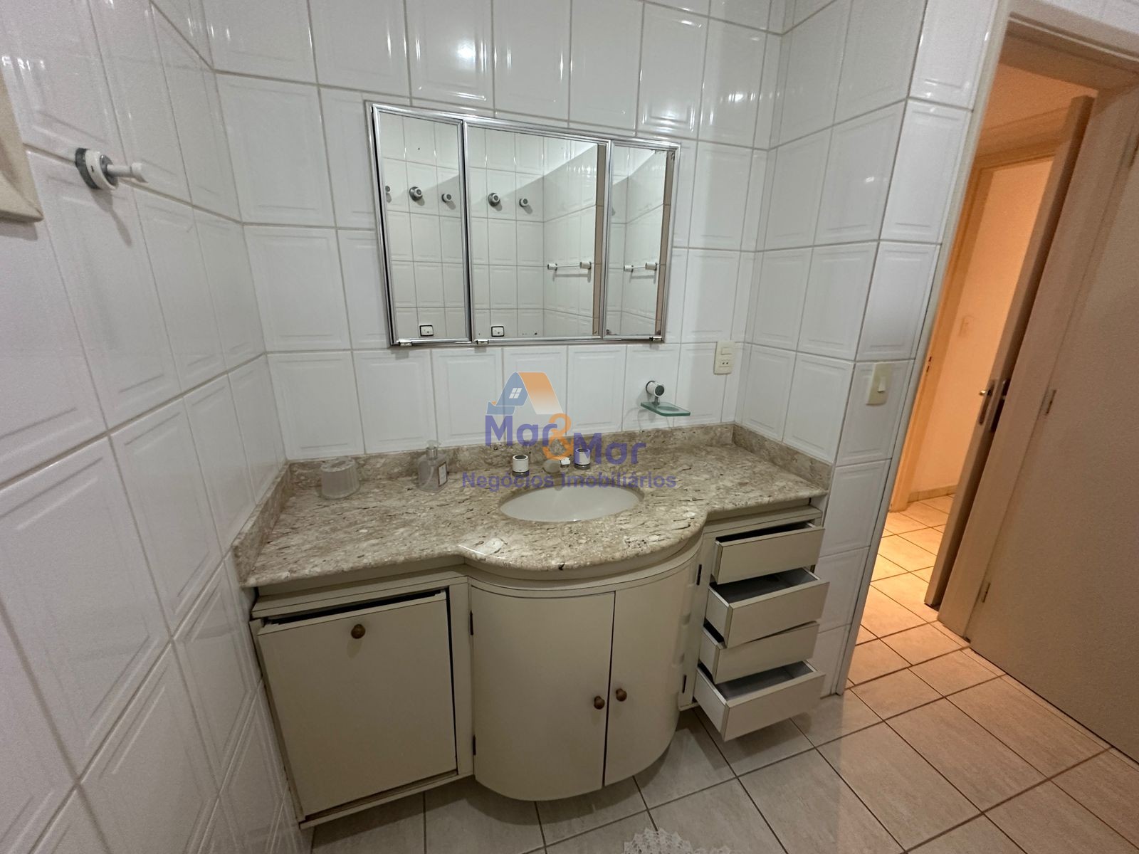Apartamento na Praia das Pitangueiras, Guarujá - SP