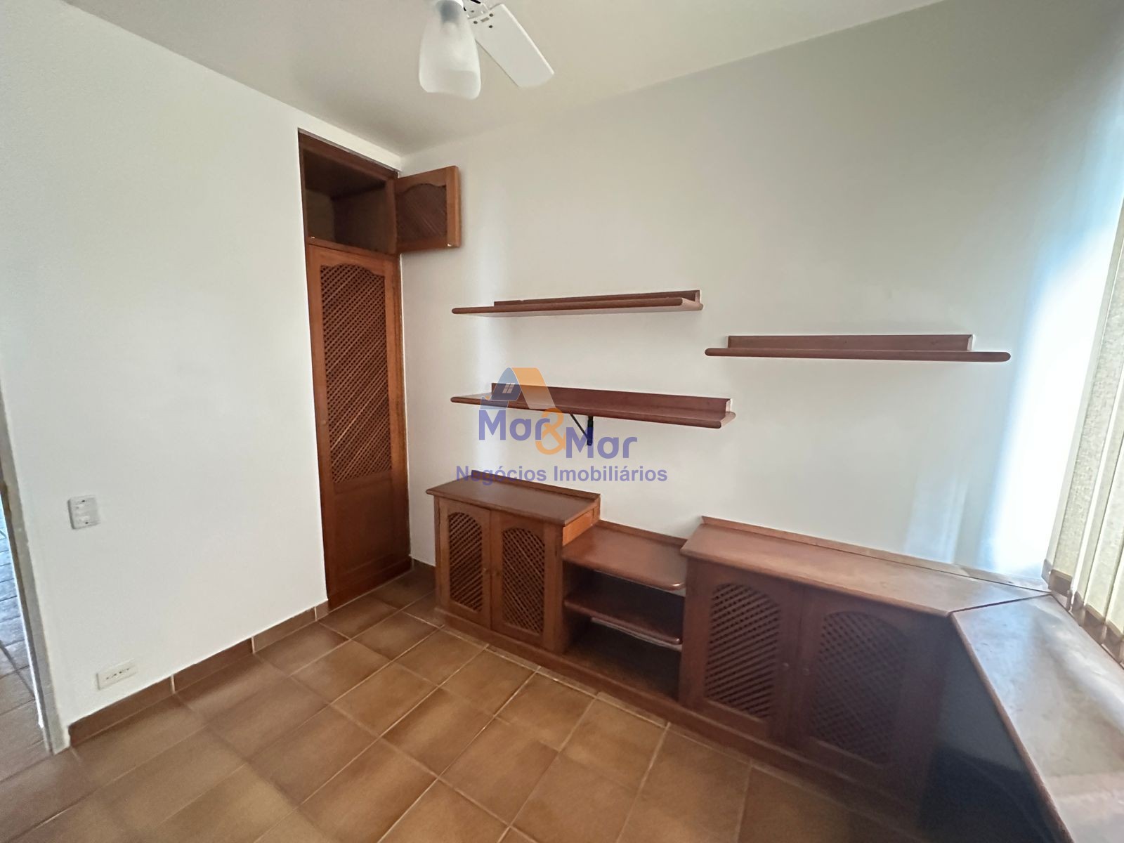 Apartamento na Praia das Pitangueiras, Guarujá - SP