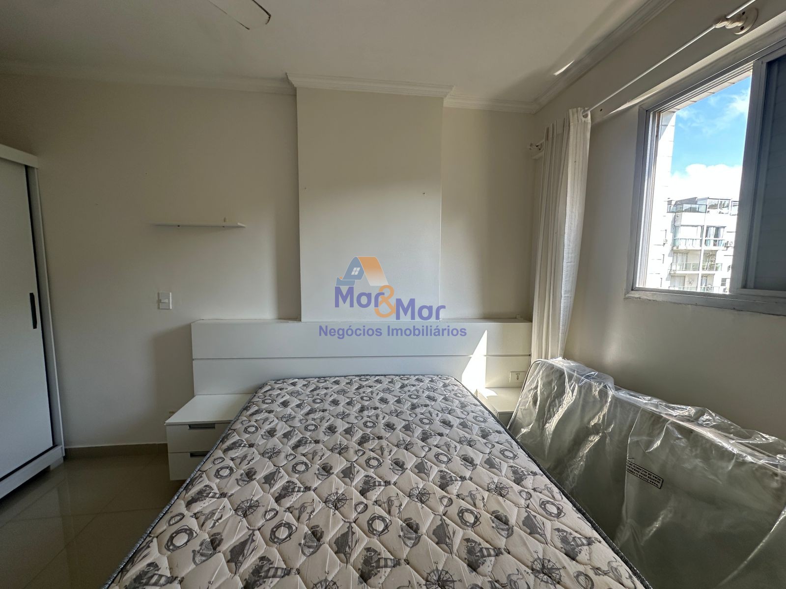 Apartamento na Praia das Pitangueiras, Guarujá - SP
